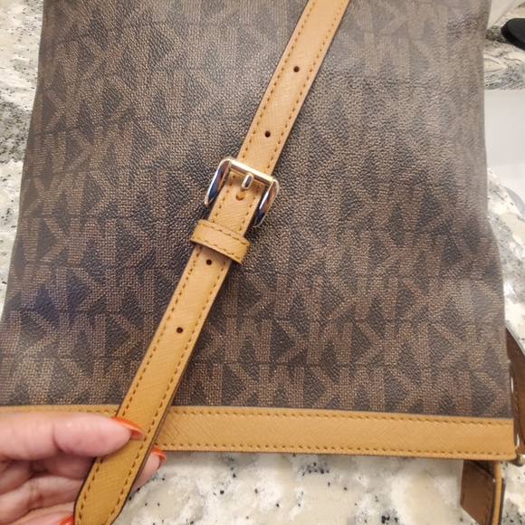 Michael Kors MK Brown Leather Bag Monogram Logo Crossbody Messenger EUC - Picture 7 of 16